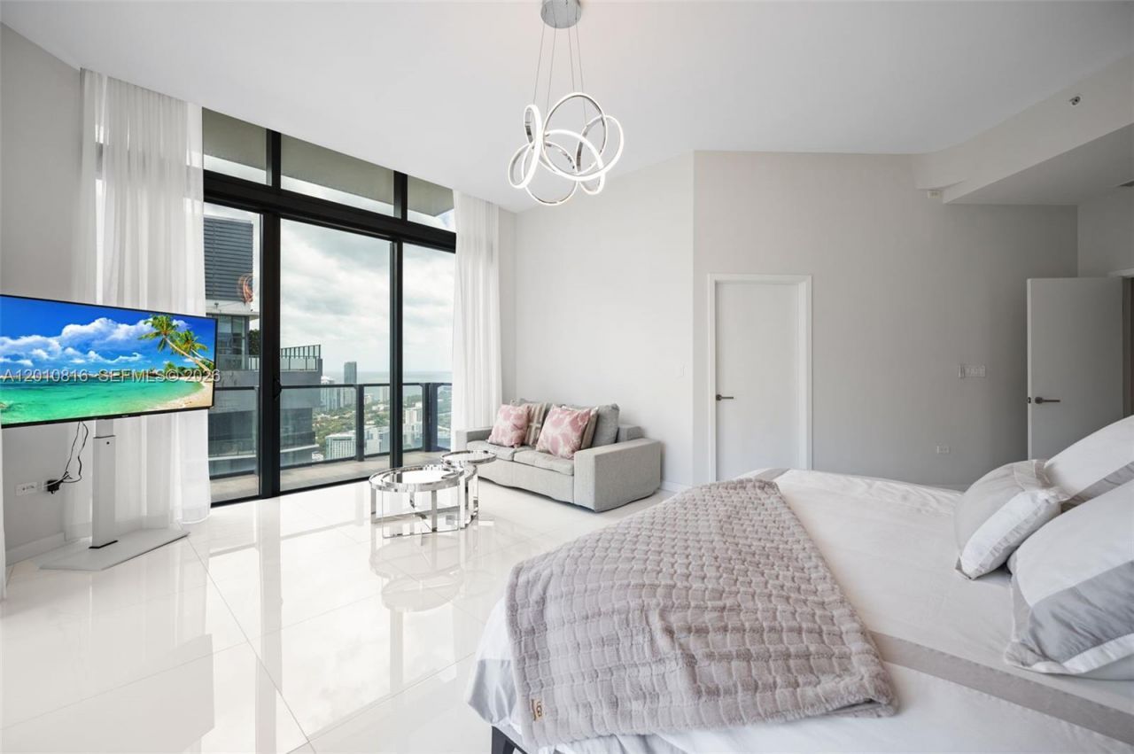 88 SW 7th St, Unit PH4301, Miami, FL 33130 Photo