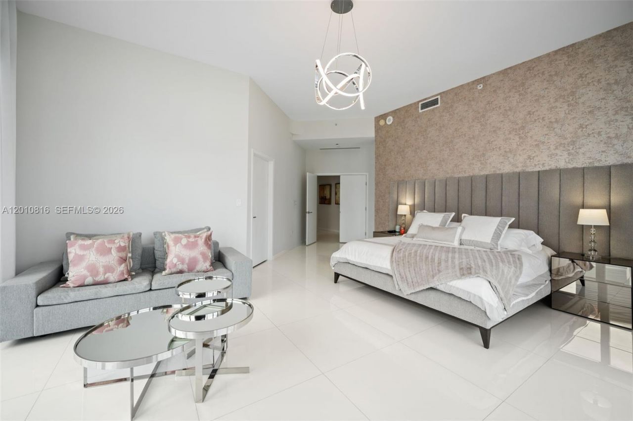 88 SW 7th St, Unit PH4301, Miami, FL 33130 Photo