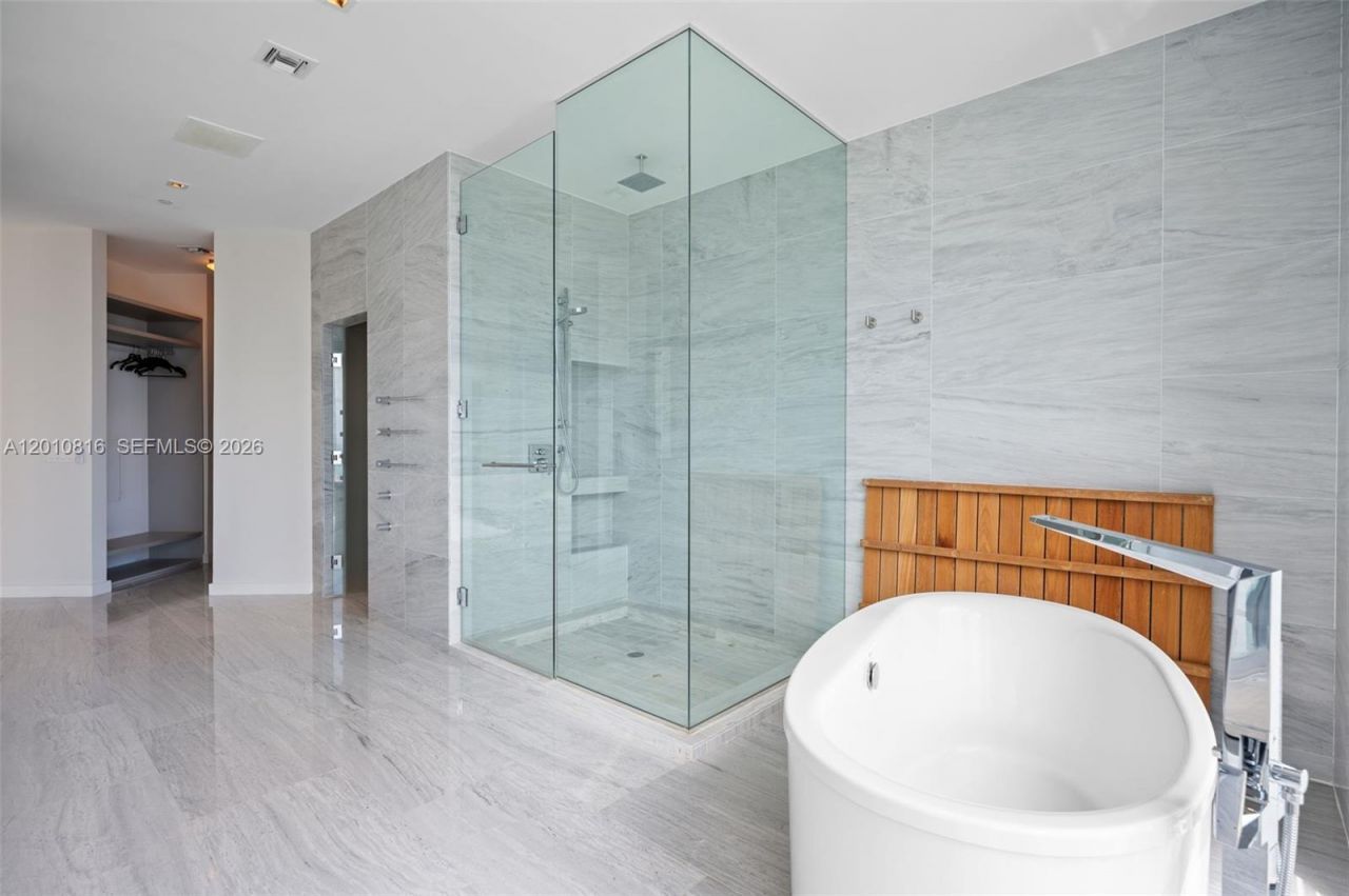 88 SW 7th St, Unit PH4301, Miami, FL 33130 Photo