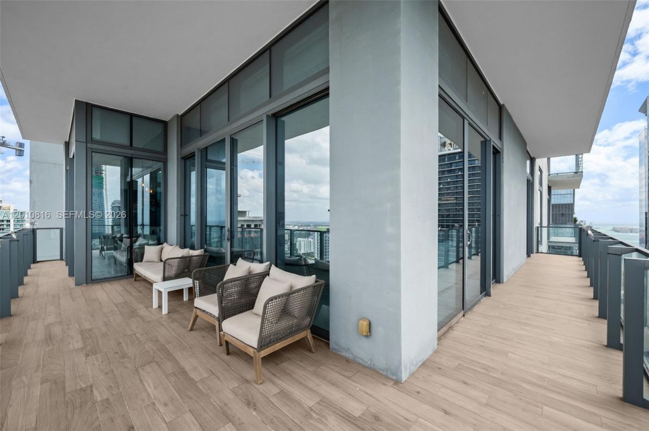 88 SW 7th St, Unit PH4301, Miami, FL 33130 Photo