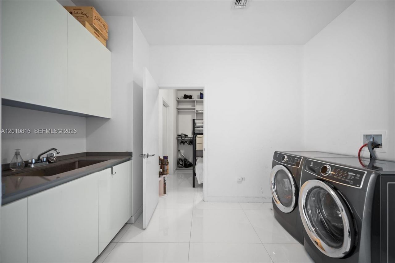 88 SW 7th St , Unit PH4301, Miami, FL 33130 Photo