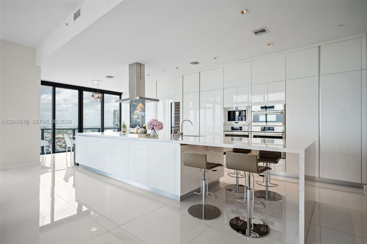 88 SW 7th St, Unit PH4301, Miami, FL 33130 Photo