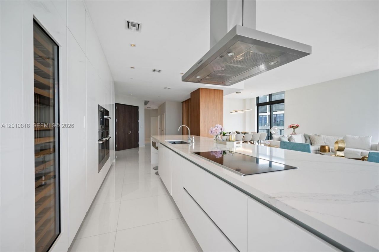 88 SW 7th St, Unit PH4301, Miami, FL 33130 Photo