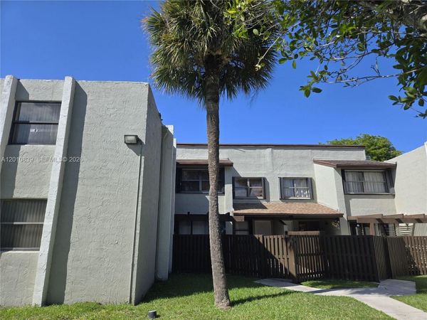 10020 NW 9th St Cir, Unit 102, Miami, FL 33172