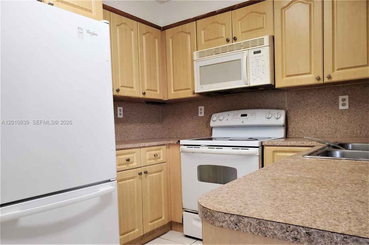 10020 NW 9th St Cir , Unit 102, Miami, FL 33172 Photo