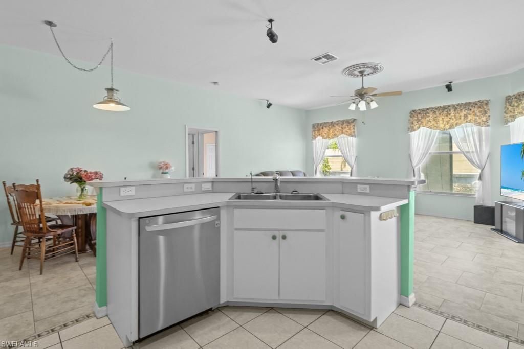 2429 Everest Pkwy, Cape Coral, FL 33904 Photo