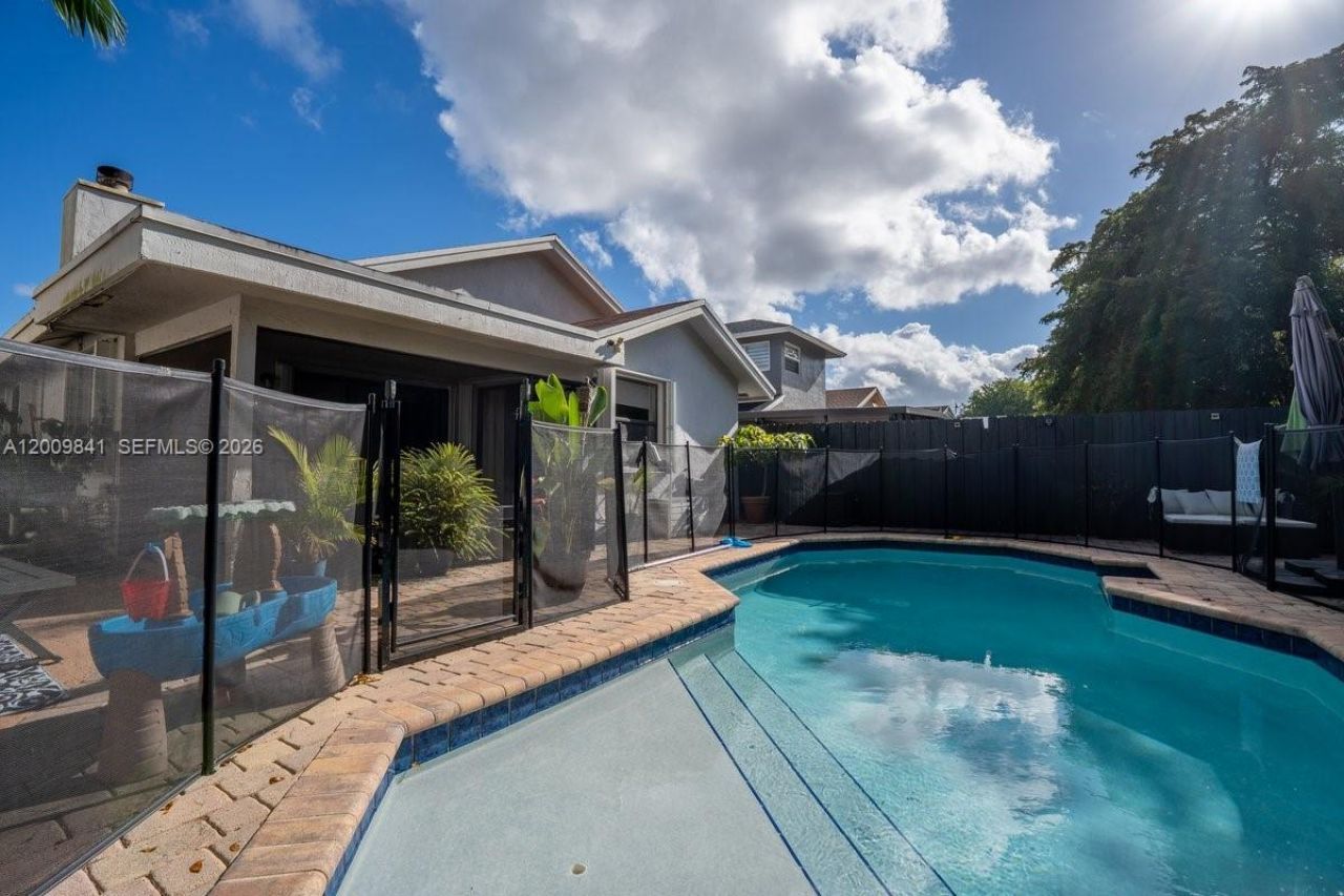 575 Lakeside Cir , Sunrise, FL 33326 Photo