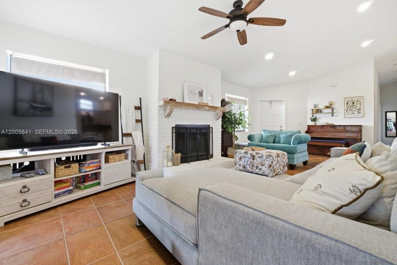 575 Lakeside Cir , Sunrise, FL 33326 Photo