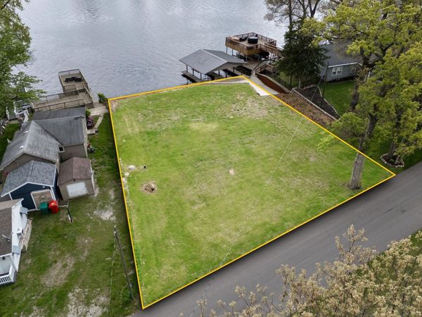 5224 E Quiet Water Court, Monticello, IN 47960