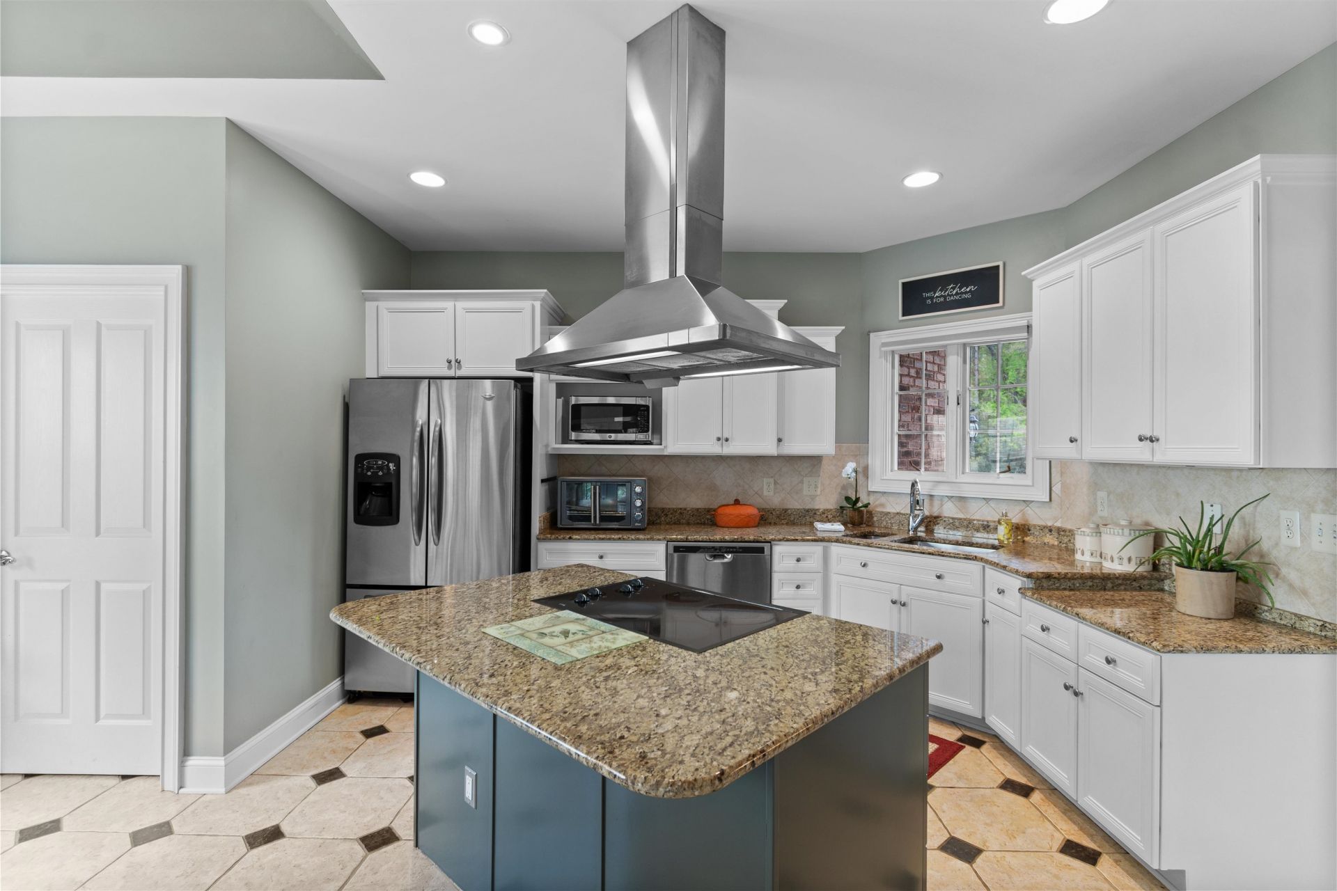 2745 Sanctuary Blvd. Photo 6