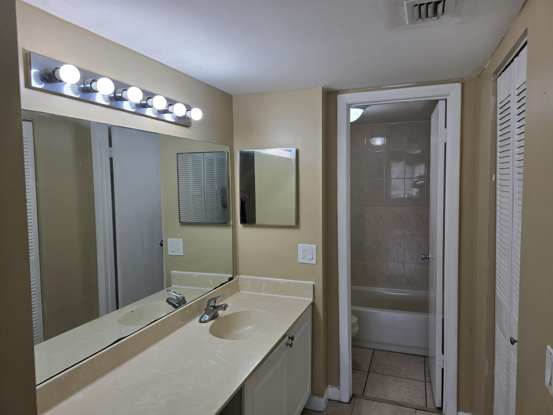 711 N Pine Island Road, Unit 213, Plantation, FL 33324 Photo