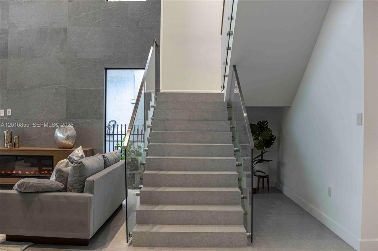 1537 SE 13th St, Unit n/a, Fort Lauderdale, FL 33316 Photo