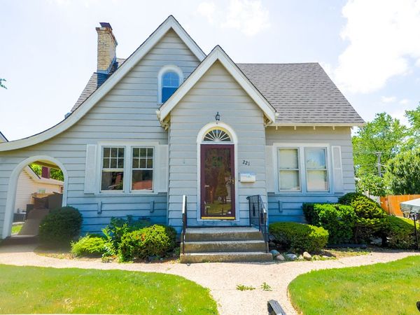 221 W Courtland Street , Mundelein, IL 60060