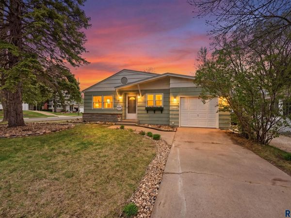 1121 S Willow Ave, Sioux Falls, SD 57105