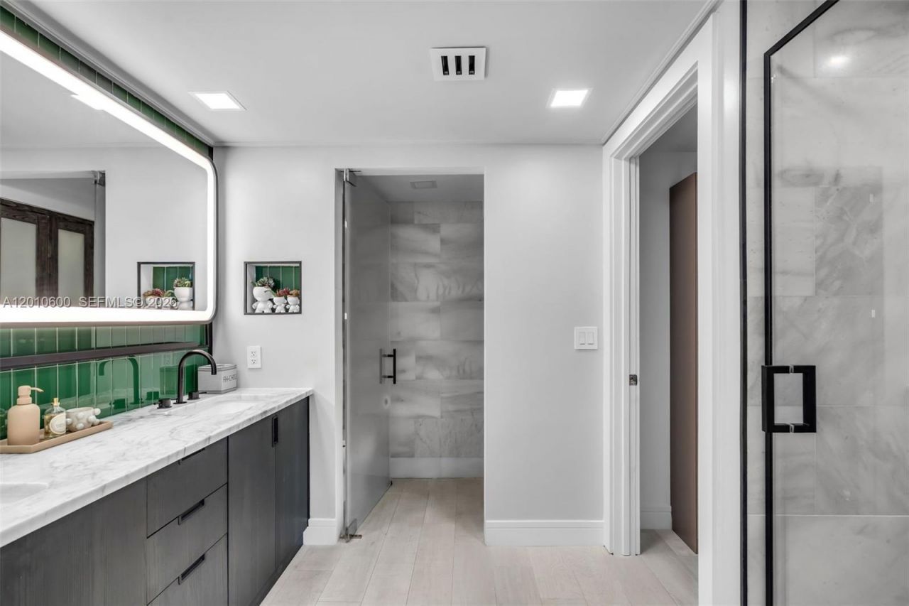 10 Venetian Way , Unit 1803, Miami Beach, FL 33139 Photo