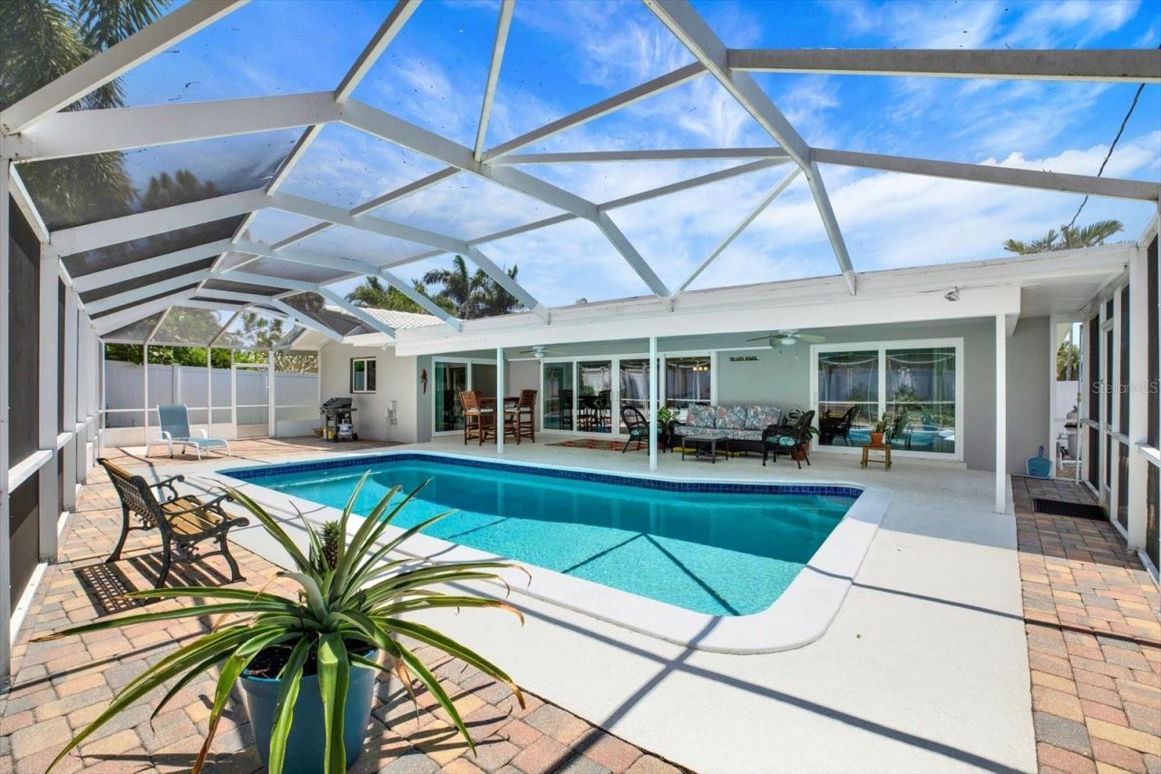 14725 Crown Drive , Largo, FL 33774 Photo