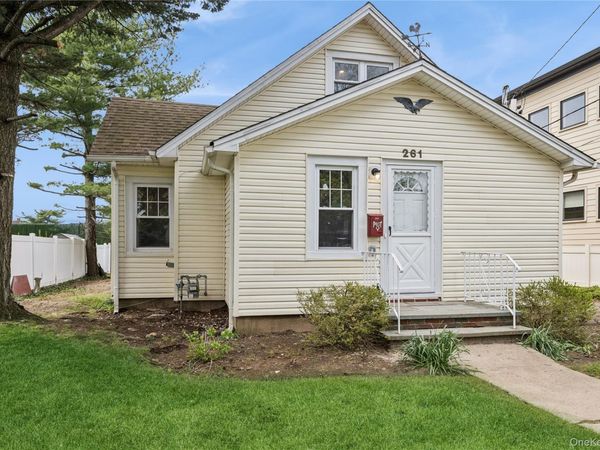 261 Marcellus Road , Mineola, NY 11501