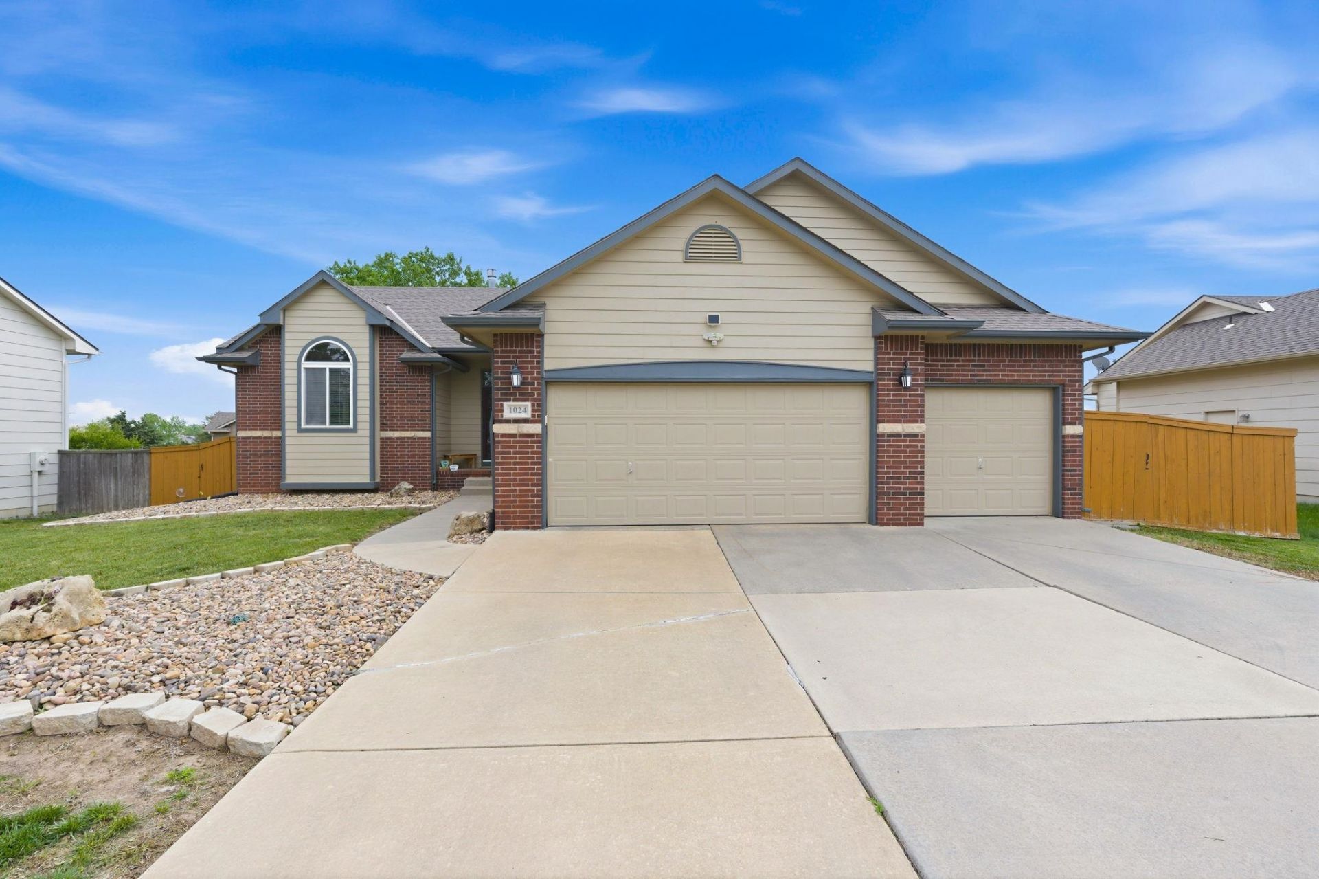 1024 N Crest St, Wichita, KS 67206 Main Photo