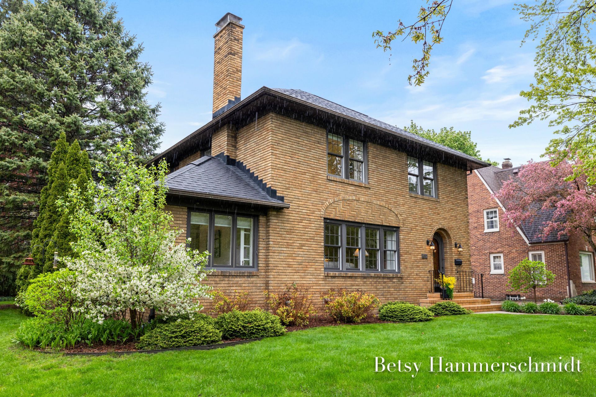 417 Cheshire Drive Ne, Grand Rapids, MI 49505 Main Photo