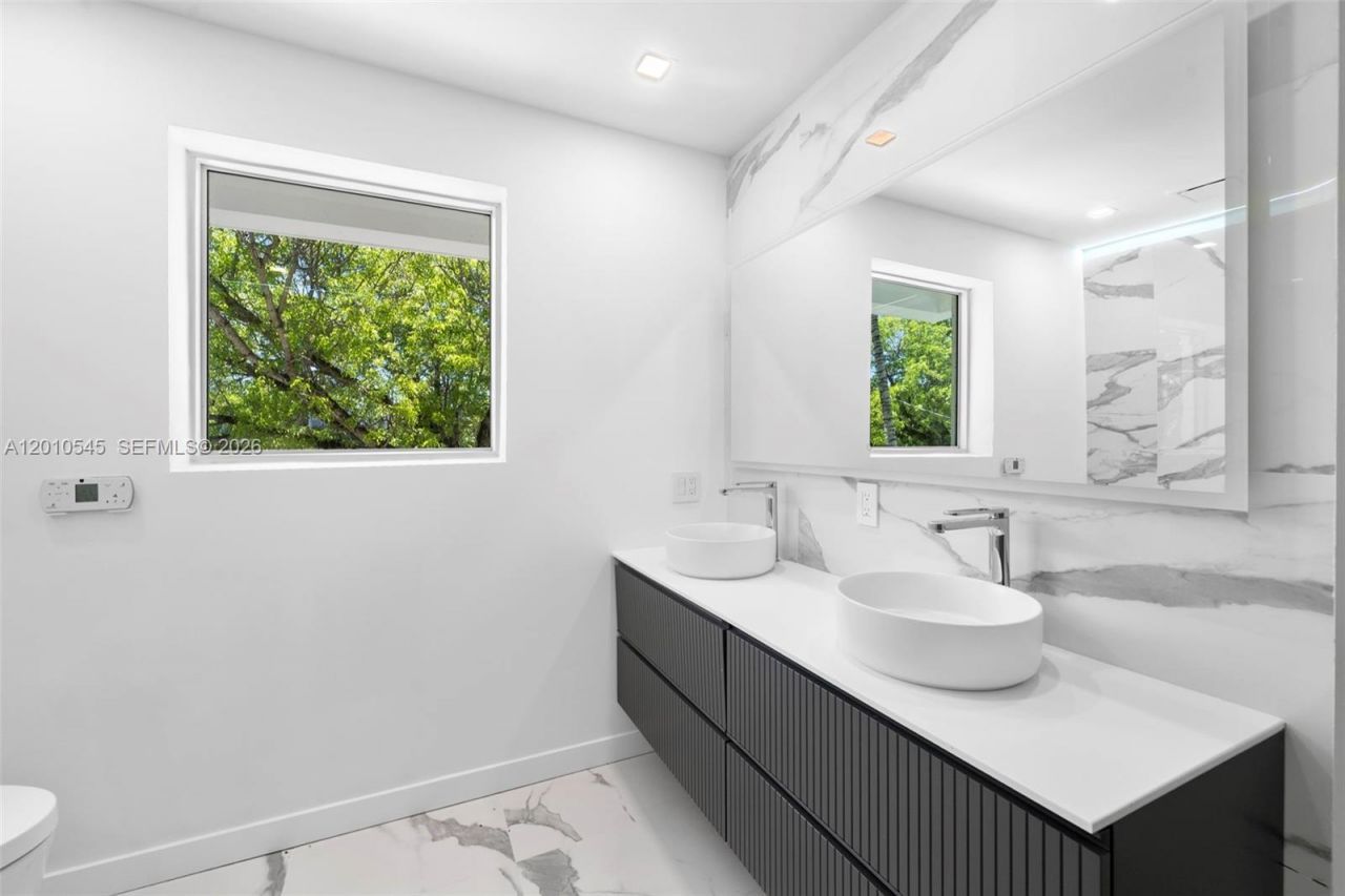 5824 Alton Rd, Miami Beach, FL 33140 Photo