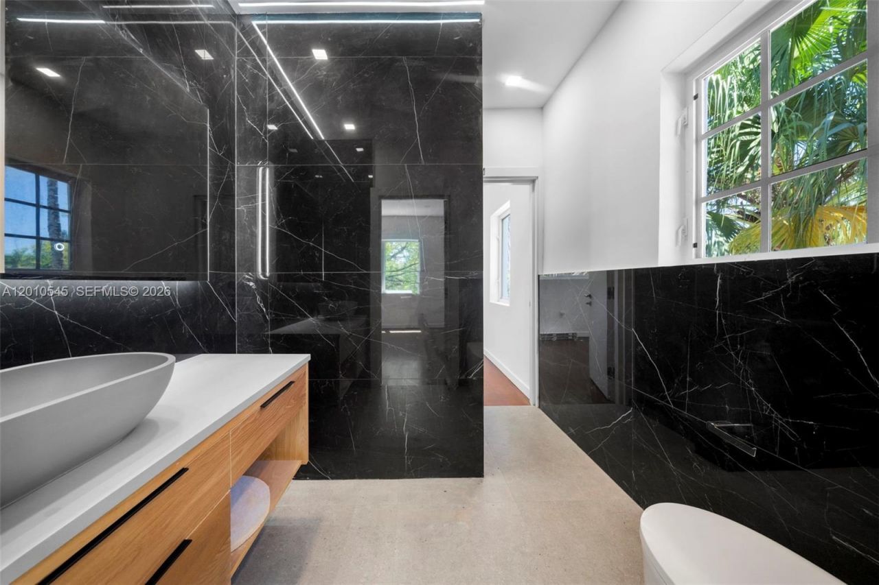5824 Alton Rd, Miami Beach, FL 33140 Photo
