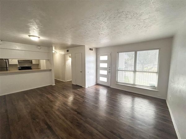 2401 Yorkstown Drive, Unit 212, Ennis, TX 75119