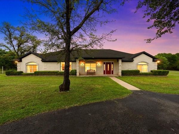 1072 Chapman Road , Crawford, TX 76638