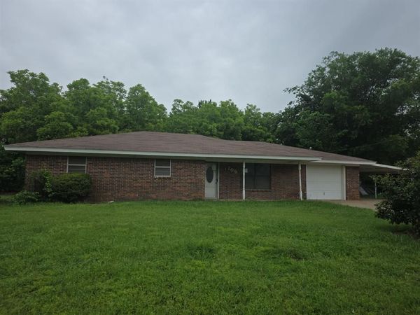 709 Lee Street , Bowie, TX 76230