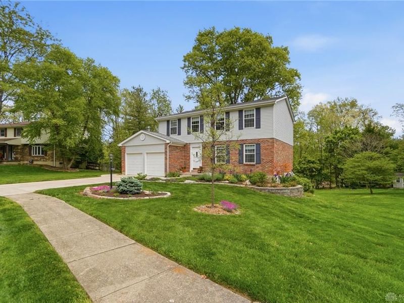 4024 Locus Bend Drive, Bellbrook, OH 45440 Photo 2