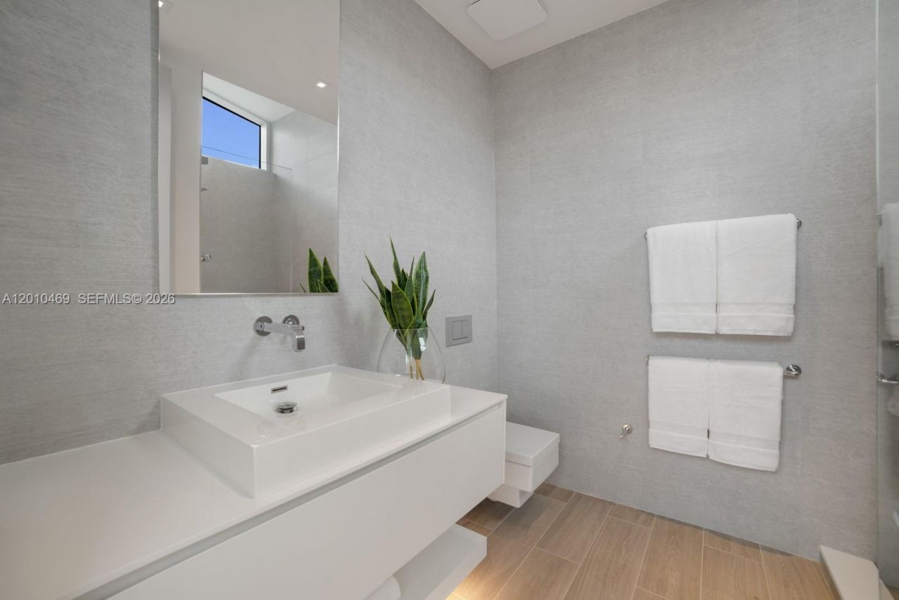 7815 Atlantic Way, Miami Beach, FL 33141 Photo