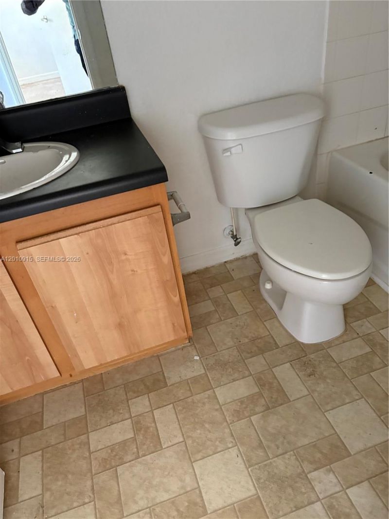 2086 NE 167th St , Unit 2-108, North Miami Beach, FL 33162 Photo
