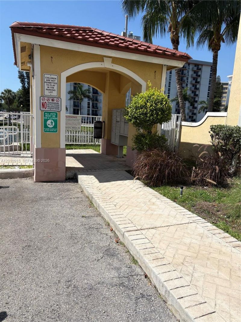 2086 NE 167th St , Unit 2-108, North Miami Beach, FL 33162 Photo