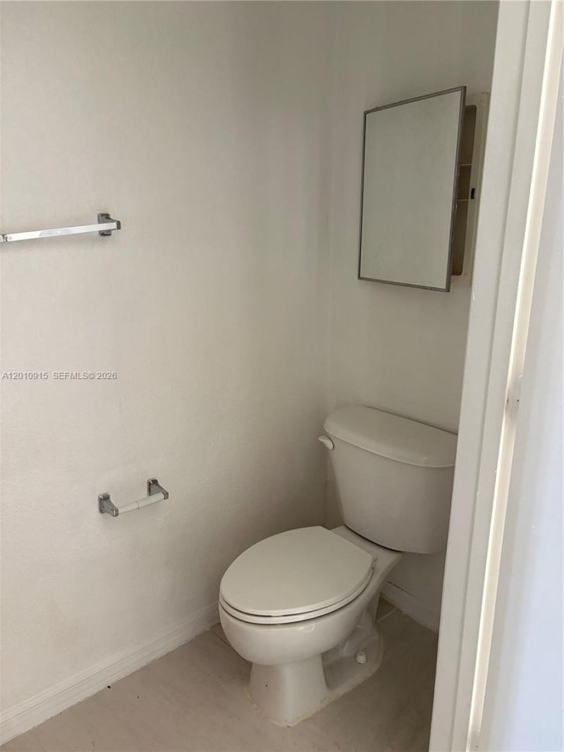 2086 NE 167th St , Unit 2-108, North Miami Beach, FL 33162 Photo