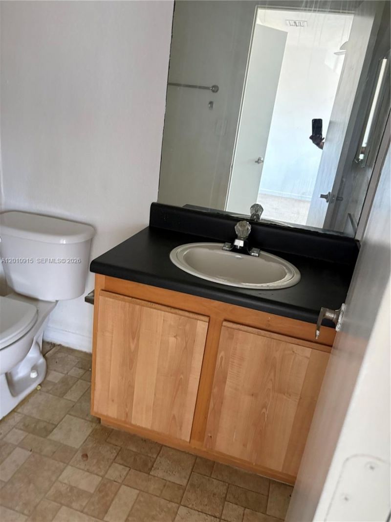 2086 NE 167th St , Unit 2-108, North Miami Beach, FL 33162 Photo