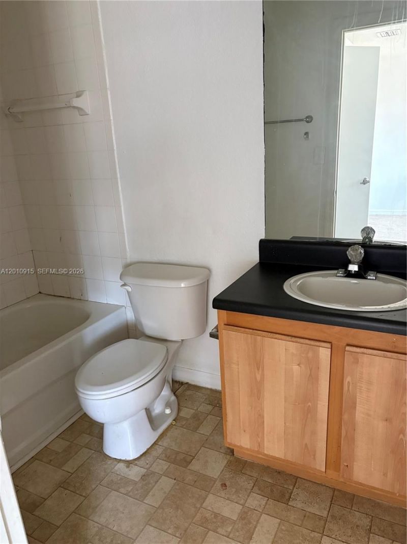 2086 NE 167th St , Unit 2-108, North Miami Beach, FL 33162 Photo