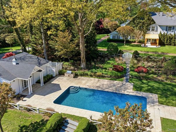 42 Clocktower Lane, Old Westbury, NY 11568