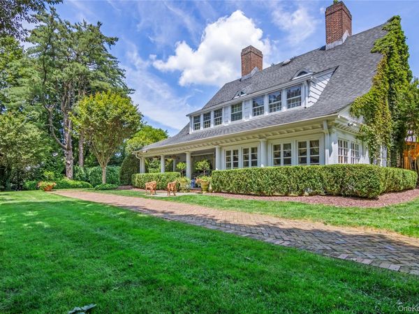 42 Clocktower Lane, Old Westbury, NY 11568