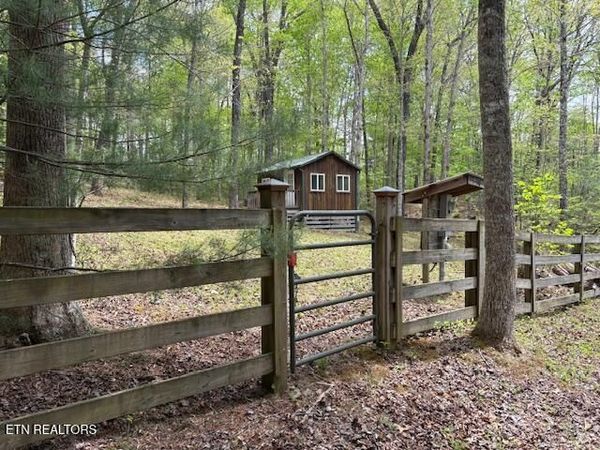 500 Spruce Creek Drive, Jamestown, TN 38556