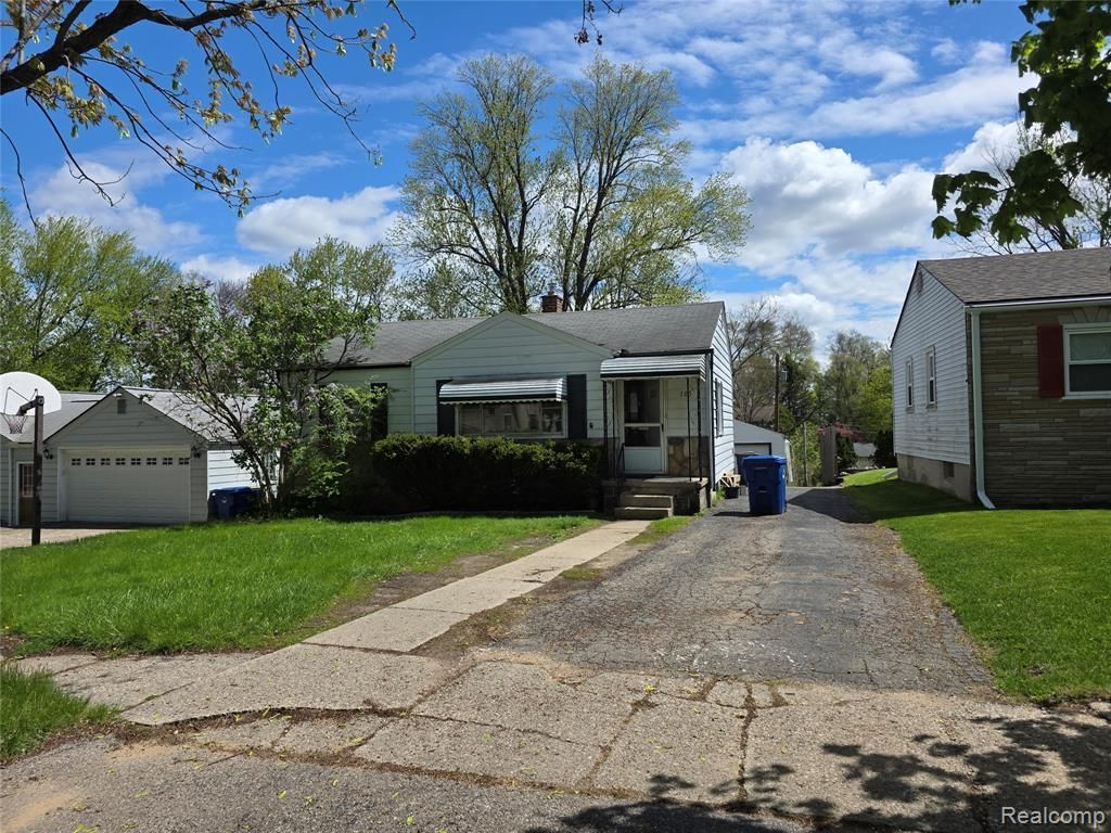 105 S Roslyn Road, Waterford Township, MI 48328 Main Photo