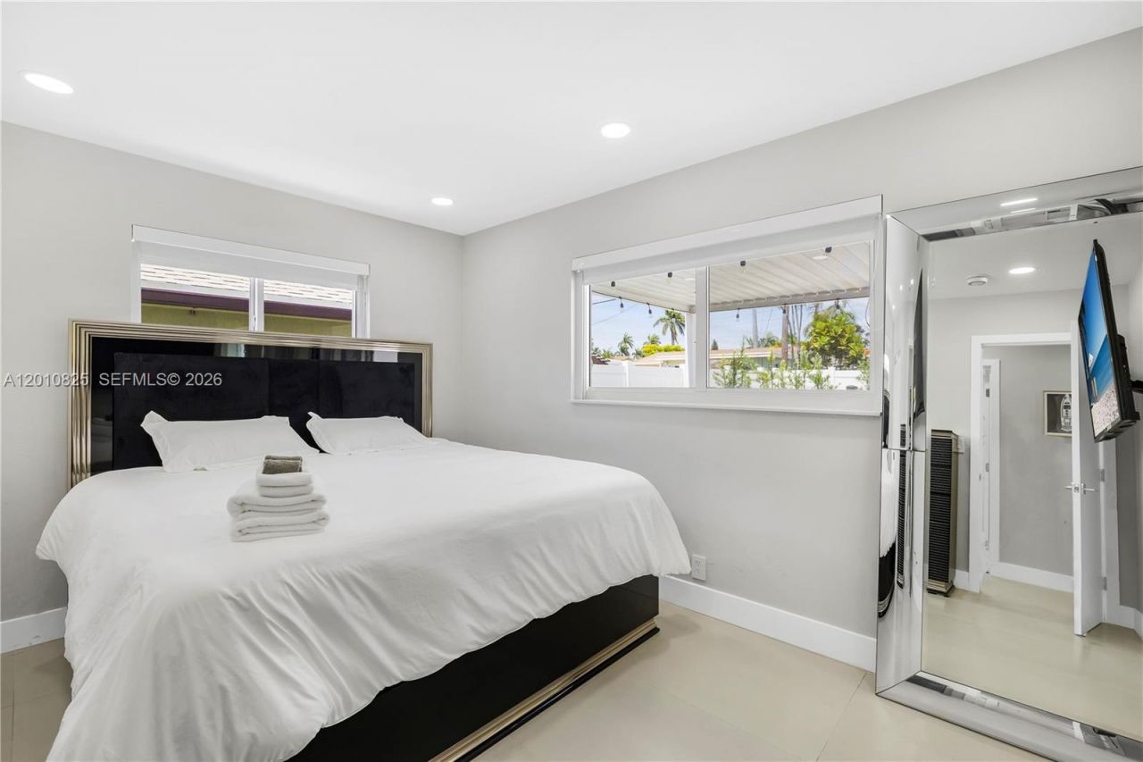 1104 N 13th Ter , Hollywood, FL 33019 Photo