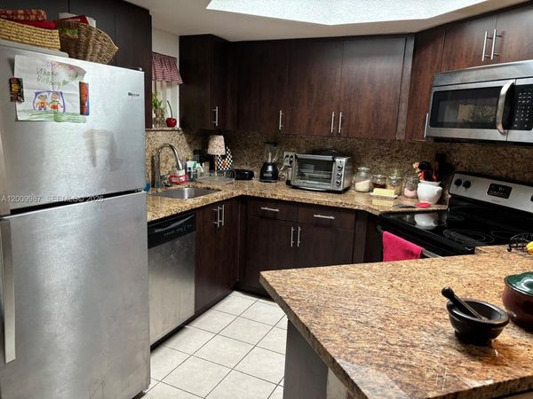 8225 Lake Dr , Unit 404, Doral, FL 33166