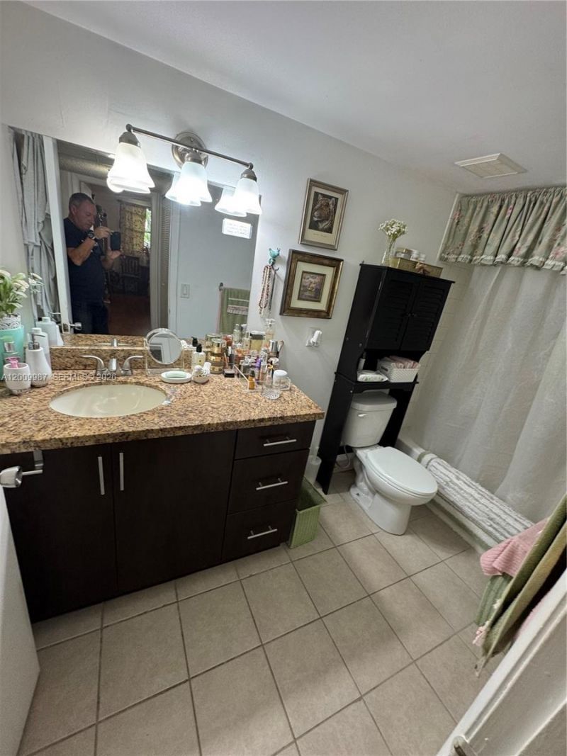 8225 Lake Dr , Unit 404, Doral, FL 33166 Photo