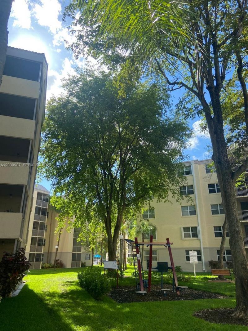 8225 Lake Dr , Unit 404, Doral, FL 33166 Photo