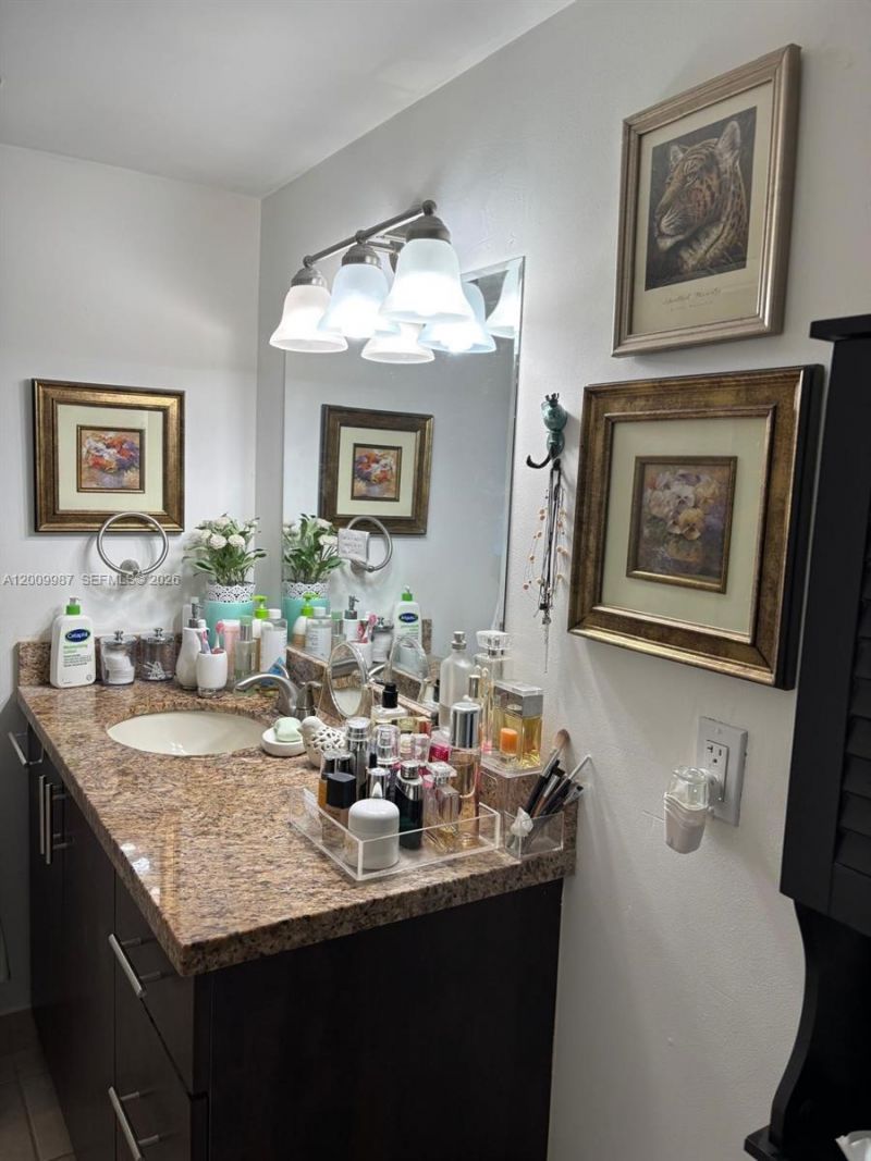 8225 Lake Dr , Unit 404, Doral, FL 33166 Photo