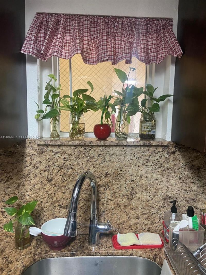 8225 Lake Dr , Unit 404, Doral, FL 33166 Photo