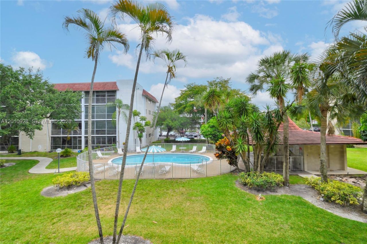 3571 Inverrary Dr, Unit 202, Lauderhill, FL 33319 Photo