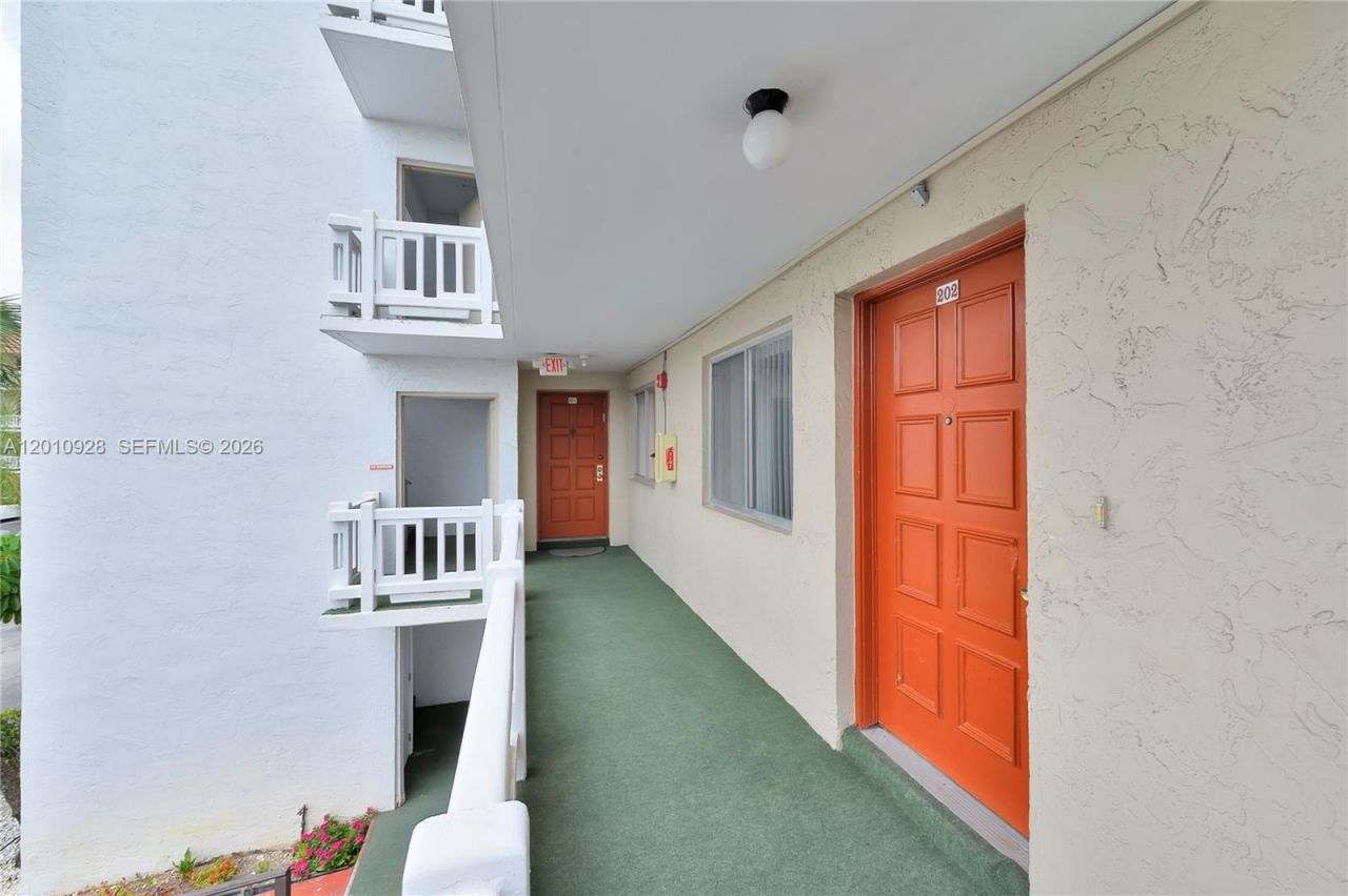 3571 Inverrary Dr, Unit 202, Lauderhill, FL 33319 Photo
