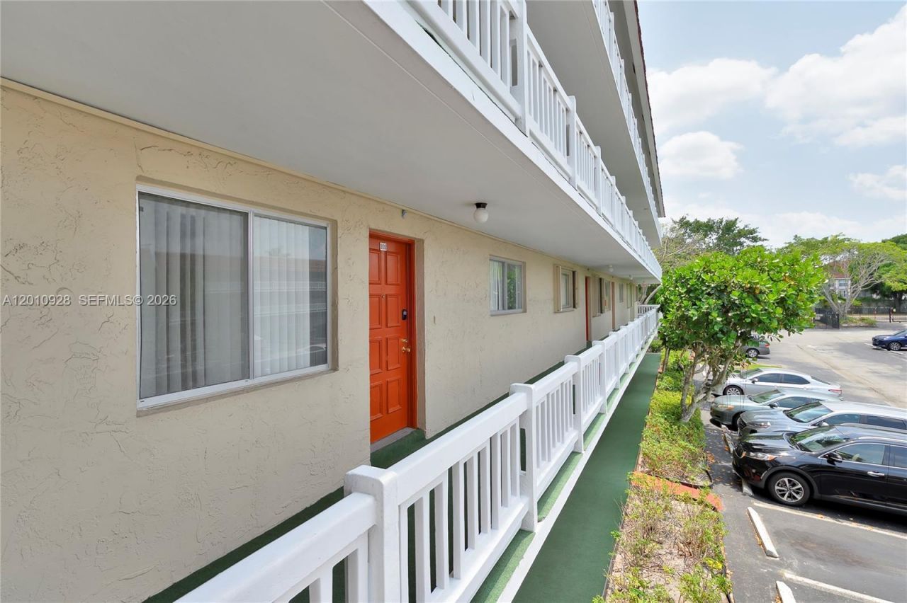 3571 Inverrary Dr, Unit 202, Lauderhill, FL 33319 Photo