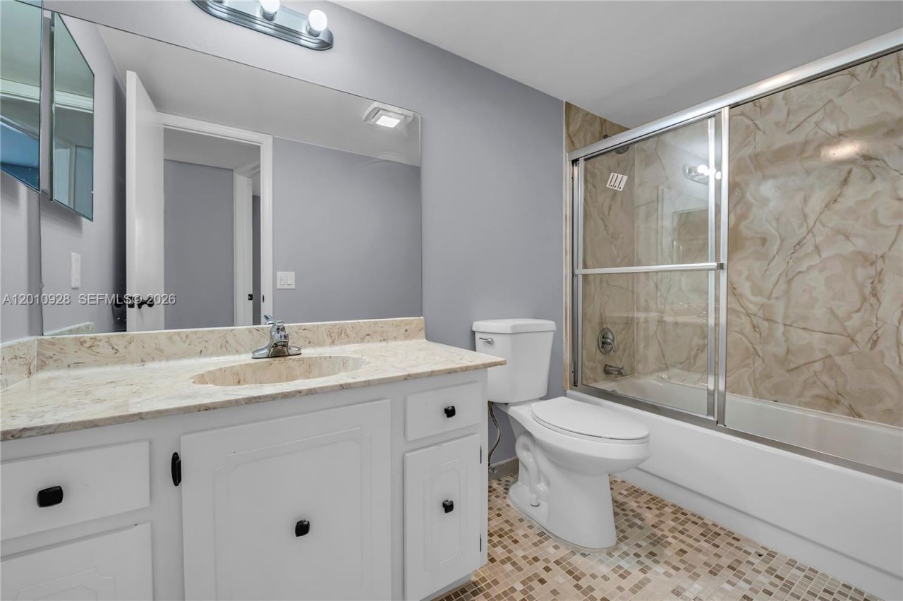 3571 Inverrary Dr, Unit 202, Lauderhill, FL 33319 Photo