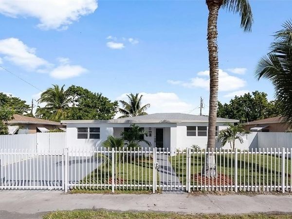 925 NW 84th St , Miami, FL 33150
